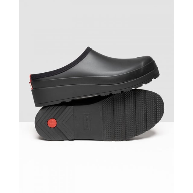 De Hunter Original Play Mules zijn perfect voor in de tuin of gewoon als een paar loafers om je dagelijkse klusjes in stijl te doen. deze zwarte waterdichte klompen zijn een strak alternatief voor je dagelijkse instapper. Neopreen voering zorgt ervoor dat je voeten knus en warm aanvoelen en de sleehak en branding voegen een chique uitstraling toe.