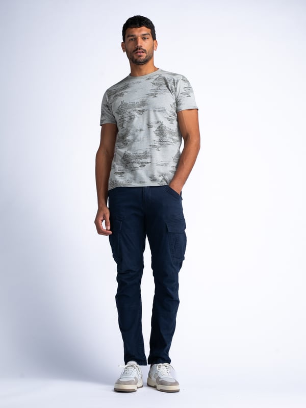 T-Shirt mit Rundhalsausschnitt und kurzen Ärmeln. Dieses T-Shirt hat ein Allover-Muster. Hergestellt aus 100 % Baumwolle. Du schwankst zwischen zwei Größen? Nimm die größere Größe! Kurzarm-T-ShirtRundhalsausschnittAllover-Muster100 % BaumwolleDas Model ist 191 cm groß und trägt Größe L.