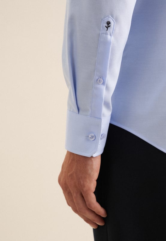 Maskuline Ästhetik: Das blickdichte Business Hemd von Seidensticker aus der "SMART CLASSICS" Kollektion erweitert Ihre Garderobe um einen hochwertigen Look, der den Geist der Zeit trifft. Es ist ein vielseitiger Begleiter, der sich ideal für Büro, Homeoffice oder Veranstaltungen eignet und überall überzeugt. Twill wird besonders hochwertig gewebt. In Kombination mit 100% Baumwolle ist es bequem zu tragen und mit schräg umlaufender Struktur sehr griffig. Die schmale Silhouette dieses Business Hemds in der Passform Shaped betont Ihre Figur ohne dabei zu eng anzuliegen. Dieses Hemd verkörpert zeitlose Eleganz mit modernem Schliff. Stilsicher und elegant liegen Sie mit diesem Langarm-Business Hemd stets richtig. Weitenverstellbare Manschetten ergänzen das klassische Gesamtbild. Hervorragend unterstrichen wird der universelle Business-Charakter durch einen Kentkragen.