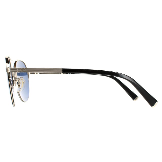 Las gafas de sol Police Aviator Men's Shiny Light Gold Blue SPLA24 Lewis 03 son unas elegantes gafas de aviador con lentes redondas, doble puente y montura semi al aire. Las patillas metálicas llevan grabado el logotipo de Police.