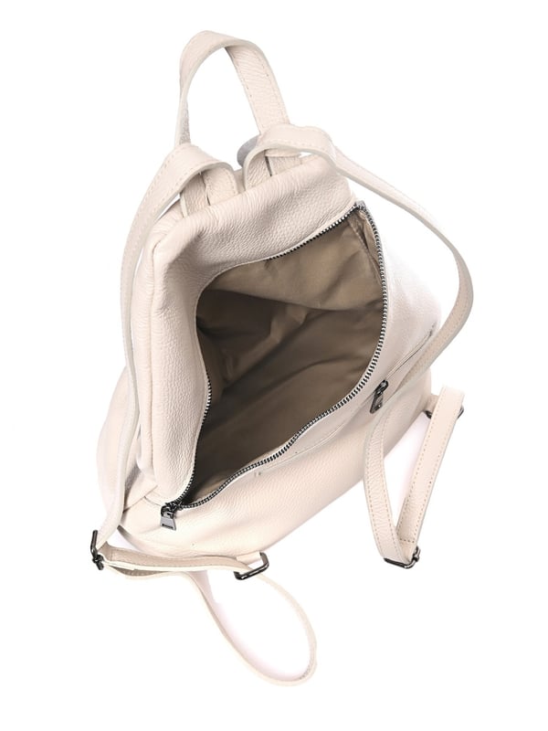 Mochila  
100% cuero de vaca  
Apertura oculta con cremallera  
Bolsillo interior con cremallera  
Bolsillo trasero con cremallera  
Dimensiones (L): 38x36x18 cm  
Asa: 21 cm  
Correa de hombro: 2x80 cm ajustable
