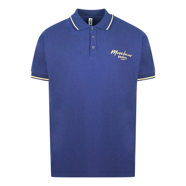 Polo azul con cuello con ribetes de Moschino. Polo azul con cuello con ribetes de Moschino. Logotipo de la marca en el pecho izquierdo. Ajuste regular, se ajusta a la talla real. 100% algodón. Código de producto: 3A13042330 0290