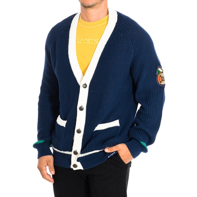 Jersey de Punto Manga Larga La Martina.  
Color Marino
Estilo clásico, para combinar con pantalones o denim.
Cierre principal de botones. 
Logo de parche en la manga.
Bolsillos deslizantes en el frontal.
Puños y bajos con acabado acanalado.
Costuras vistas a tono.

Composición:  100% Algodón.

- Lavar máximo a 30ºC.
- Planchar a media temperatura, máx. 110ºC.
- No permite usar secadora.
- No usar lejía.
- No admite el lavado en seco.