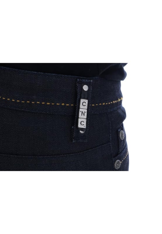 Prachtig gloednieuw met labels  
Super slim fit  
Donkerblauwe kleur  
Gemaakt van 98% katoen en 2% elastaan  
Ritssluiting en knoopsluiting  
Logo details  
Gemaakt in Italië  
Materiaal: 98% Katoen 2% Elastaan