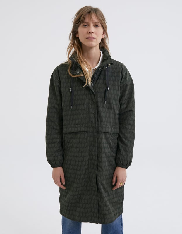 This women’s khaki army graphic motif nylon parka has 2 side pockets and a slit in the back.