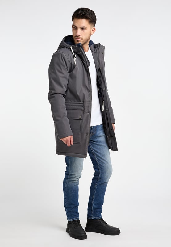 De gewatteerde Arctic winterjas van outdoorprofessional ICEBOUND garandeert je een ontspannen wintertijd. Het gecoate materiaal is wind- en waterbestendig, terwijl de binnenkant van polarfleece voor geïsoleerde warmte zorgt. Uiterlijk overtuigt de parka door zijn tijdloze design, dat wordt geoptimaliseerd door de grote opgestikte zakken met flappen. Andere kenmerken zijn het interne trekkoord in de taille, de geribde manchetten aan de mouwen en de capuchon met sterk koord. De functionele riemen aan de binnenkant van de parka blijken erg praktisch te zijn, waardoor je de jas als een rugzak over je schouders kunt dragen.  Winter parka