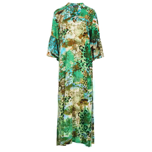 Deze kaftanachtige zomerjurk met dierenprint is gemaakt van geweven viscose. Het heeft een mandarijnkraag en een V-halslijn. De mouwen zijn lang met ruches aan de manchetten. De zoom heeft grote zijsplitten. Deze jurk heeft een lang, los, recht silhouet.