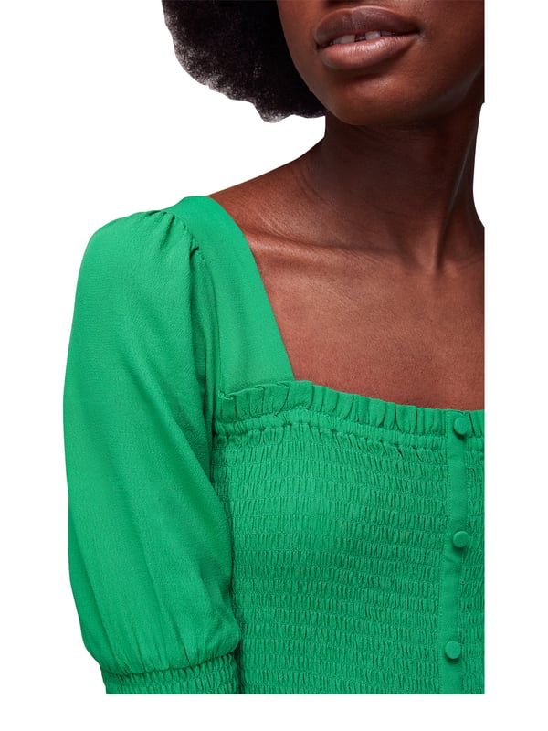 Step into spring in our vibrant Luna Midi Dress. Featuring a flattering square neckline and delightful short sleeves, this versatile piece is perfect for your day-to-day outings or a casual rendezvous. Made with eco-friendly viscose, embrace both style and sustainability.
