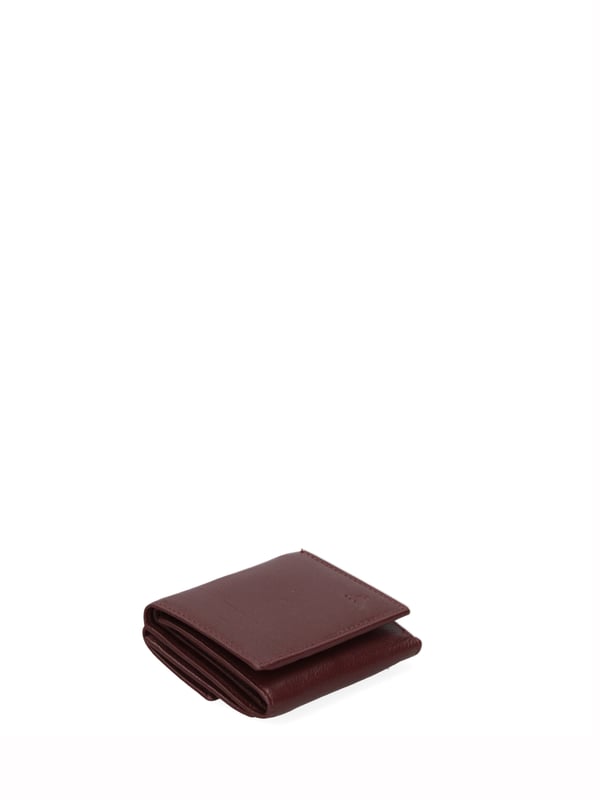 Cartera de hombre. El cierre es con botón de presión. Los bolsillos internos son tarjeteros y porta billetes. Los bolsillos exteriores son uno trasero con clip. Falta la correa para el hombro. Falta el mango. Hay un compartimento interno. El material exterior es 100% Piel Auténtica. Internamente está forrado en piel auténtica. Medidas: 8x10x3 cm. Producto de moda