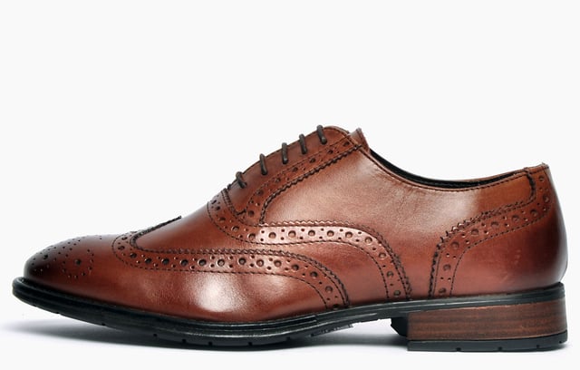Creating timeless style, the Detroit is a traditional brogue full of heritage, along with a durable premium leather upper the Detroit showcases traditional brogue punch hole detailing, for a 5 star finish. The rubber sole adds a modest heel in keeping with traditional brogue styling, offering unbeatable Catesby England styling at a price not to be missed. 
 - Premium leather upper 
 - Classic punch hole detailing 
 - 5 eyelet lace-up closure for the perfect fit 
 - Intricate designer stitching
 - Studded rubber outsole 
 - Authentic vintage look