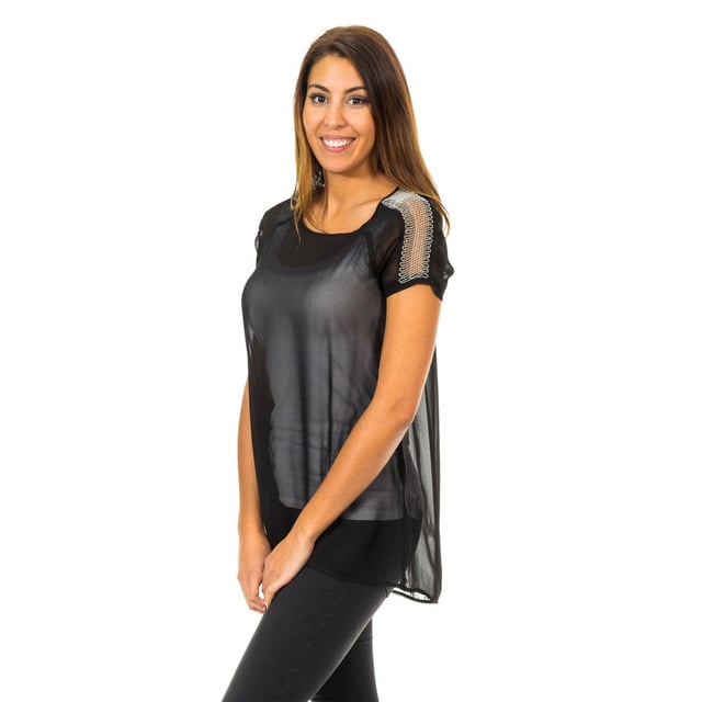 Short-sleeved blouse.
 Round neck.
 Metal application of the brand name on the upper back.
 Application of chains on the sleeves.
 Hem detail at back.
 Semi-transparent fabric.
 Comfortable and breathable fabric.
 Seams seen in tone.
 Composition: 100% Viscose
 Care:
Washing instructions:
 - Wash maximum at 40ºC.
 - Iron at medium temperature, max. 110ºC.
 - Allows you to use a dryer.
 - Do not use bleach.
 - Does not support dry cleaning.