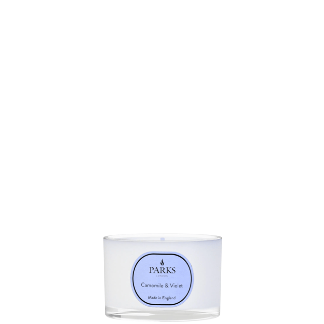 Verhoog je zintuigen en geniet van de luxe ervaring van onze CAMOMILE, VIOLET AND ORRIS TRAVEL CANDLE 70G. Voel de kalmerende geur van kamille, de delicate geur van viooltjes en het aardse aroma van orris, allemaal in één kaars met het perfecte formaat voor onderweg. Ontdek de kracht van deze natuurlijke ingrediënten en neem een gevoel van ontspanning en verjonging met je mee, waar je ook naartoe gaat.
