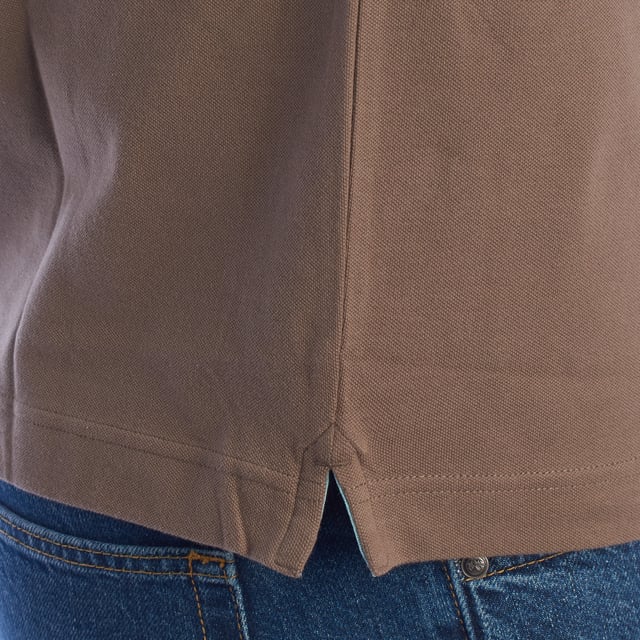 Polo de hombre manga corta de La Martina.

Sencillez y elegancia se fusionan en este polo de La Martina, diseñado para hombres que buscan una prenda versátil y de calidad. Perfecto para usar en ocasiones casuales, este modelo destaca por su confección y detalles únicos que reflejan el estilo de la marca.

Detalles:

- Fabricado en tejido de piqué transpirable.
- Cuello tipo polo con cierre de dos botones.
- Puños con detalle de rayas contrastantes que añaden un toque moderno y distintivo.
- Parche con el logotipo de La Martina en la manga.
- Corte regular fit que brinda un ajuste favorecedor y cómodo, adaptándose a diferentes contextos y estilos.

Un diseño atemporal que combina calidad, confort y estilo en una prenda esencial. Este polo hombre de La Martina es perfecto para quienes buscan una pieza sencilla pero con detalles que marcan la diferencia, ideal para cualquier ocasión casual o semi-formal.
 Composición: 95% Algodón, 5% Elastano.
 Cuidados:
- Lavar máximo a 30°C en ciclo delicado.
- No usar lejía ni blanqueadores.
- Planchar a baja temperatura, evitando los bordados para no dañarlos.
- No usar secadora.