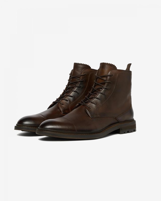 Chaves is a beautifully casual derby boot, perfect for weekend walks. Hand crafted in dip dyed leather for a unique finish and a rich depth of colour, it's then finished with a cleated rubber sole for added grip and durability.

Dip dyed leather upper
Calf leather lining
Leather sole with rubber inlay
Cotton heel pull tab
Hand-burnished toecap

 