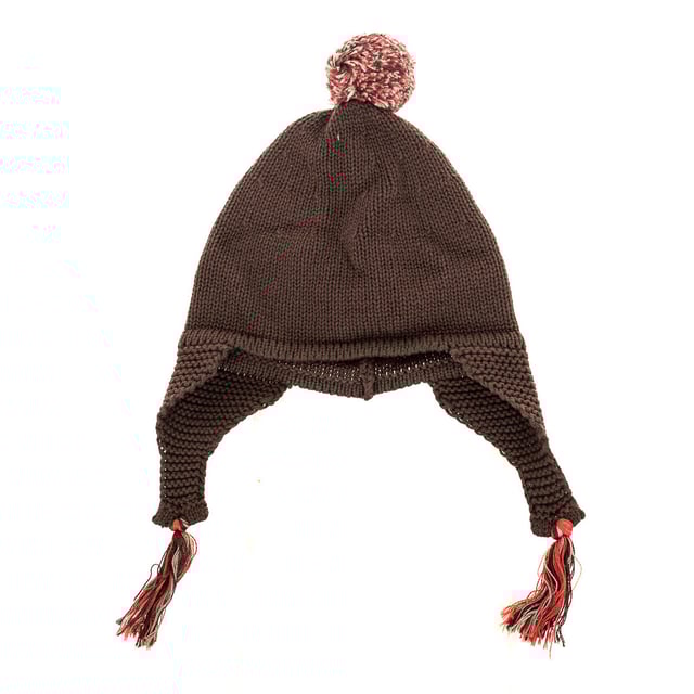 Beanie with tassel.
 Hat with earflaps.
 Composition: 95% Cotton, 5% Wool
 Care:
- Wash at max. 30ºC.
 - Do not use bleach.
 - Iron at low temperature.
 - Supports dry cleaning.
 - Do not use dryer.
