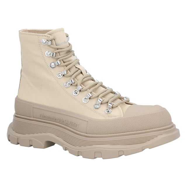 Tread Boots with beige canvas and brown rubber.
Composition : Canvas
Sole: Rubber
Color : Beige
Country of origin : ItalyMeasurments: