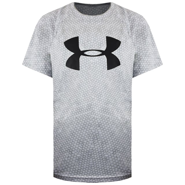 La camiseta gris Under Armour Big Logo para niños es una prenda deportiva clásica y versátil que combina comodidad, rendimiento y la icónica marca Under Armour. Estas son sus principales características:

 Diseño Big Logo:  Esta camiseta presenta de forma destacada el conocido logotipo de Under Armour en el pecho, lo que supone una declaración de estilo atrevida y elegante que muestra tu fidelidad a la marca.

 Tejido cómodo:  Confeccionada con una mezcla de tejidos suaves y transpirables, esta camiseta garantiza la comodidad durante todo el día, tanto si vas al gimnasio como si realizas tus actividades diarias.

 Tecnología de evacuación de la humedad:  La tecnología antihumedad de Under Armour expulsa activamente el sudor de tu piel, manteniéndote seco y cómodo incluso durante los entrenamientos de alta intensidad.

 Corte atlético:  La camiseta está diseñada con un corte atlético que proporciona un ajuste ceñido pero no restrictivo, permitiendo un rango de movimiento completo.

 Color gris versátil: El color gris es versátil y fácil de combinar con varias prendas, por lo que es adecuado tanto para ropa deportiva como informal.

 Construcción de calidad:  Under Armour es conocida por su ropa deportiva de alta calidad, y esta camiseta hace honor a esa reputación. Es duradera y está hecha para soportar las exigencias de un estilo de vida activo.

 Marca Under Armour:  El logotipo de Under Armour sirve como marca de calidad y rendimiento, reflejando el compromiso de la marca con la excelencia.

 Uso diario:  Aunque es ideal para los entrenamientos, esta camiseta también es una gran opción para la ropa casual de todos los días, lo que le permite mostrar su marca deportiva favorita con estilo.