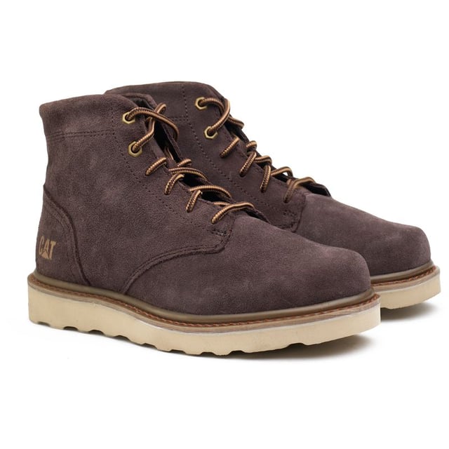 Experimente la elegancia resistente de la bota Caterpillar Narrate, que combina el encanto masculino con una comodidad duradera. Póngase la parte superior de gamuza marrón intenso, completamente forrada para sus aventuras durante todo el día. La suela de goma resistente se agarra a los caminos de la vida, mientras que la suela exterior de EVA liviana amortigua cada paso. La marca distintiva de CAT agrega ese sello de garantía de calidad.