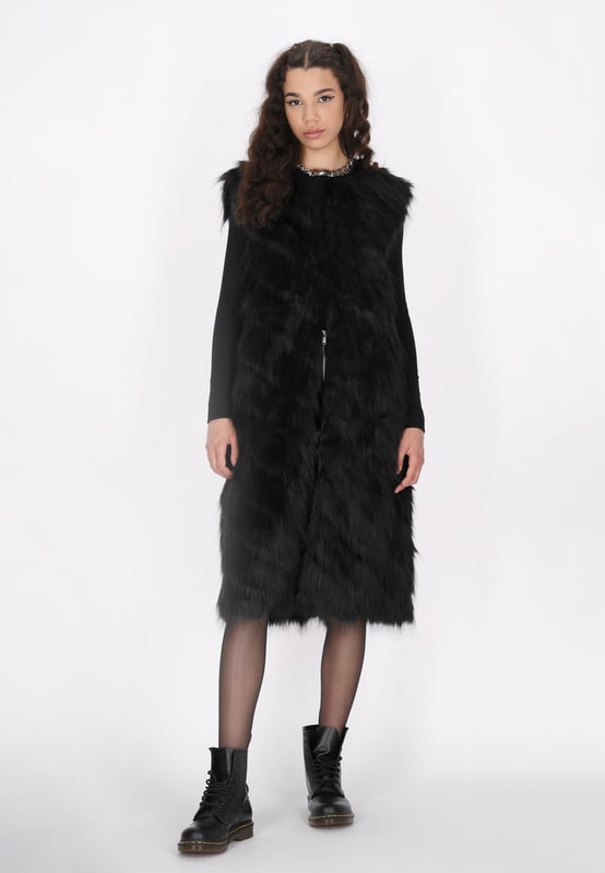 Dieses luxuriöse ärmellose Oberteil mit einer weichen, fellähnlichen Textur strahlt Raffinesse und Stil aus. Der gerade Saum und der offene Kragen machen es perfekt zum Layern über Outfits für zusätzliche Wärme oder als schickes Fashion-Statement. Das schlichte, aber elegante Design betont die strukturierte Oberfläche und Silhouette und schafft einen auffälligen Look, der sowohl vielseitig als auch modisch ist.  Weste