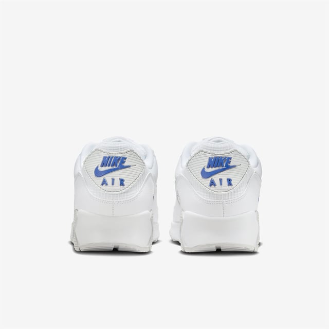 Nike Air Max 90 Heren in Wit/Photon Dust/Game Royal COMFORT, ERFGOED.NIETS BETERS. Niets zo vlieg, niets zo comfortabel, niets zo bewezen.De Nike Air Max 90 blijft trouw aan zijn OG running roots met de iconische Waffle zool, gestikte overlays en klassieke TPU details.Klassieke kleuren vieren je frisse look terwijl Max Air demping comfort toevoegt aan de reis.Prestatiecomfort De Max Air unit in de hiel is oorspronkelijk ontworpen voor prestatiegericht hardlopen en zorgt voor ongelooflijke demping. Veelzijdige stijl Het low-top ontwerp wordt gecombineerd met een gewatteerde kraag voor een gestroomlijnde look die zacht en comfortabel aanvoelt. Retro Vibes De gestikte overlays en TPU accenten zorgen voor duurzaamheid, comfort en de iconische jaren 90 look waar je van houdt. Product Details Bovenwerk van textiel met leren en synthetische overlays Schuim tussenzool Rubberen wafelzool voor extra tractie en duurzaamheid Afgebeelde kleur: White/Photon Dust/Game Royal Style: FZ7186-100 De oorsprong van Nike Air Max De revolutionaire Air-technologie werd in 1978 voor het eerst toegepast in Nike schoenen.In 1987 debuteerde de Air Max 1 met zichtbare Air-technologie in de hiel, waardoor fans meer konden zien dan alleen het gevoel van Air-demping.Sindsdien zijn de volgende generatie Air Max schoenen een hit geworden onder atleten en verzamelaars met opvallende kleurencombinaties en betrouwbare, lichtgewicht demping.