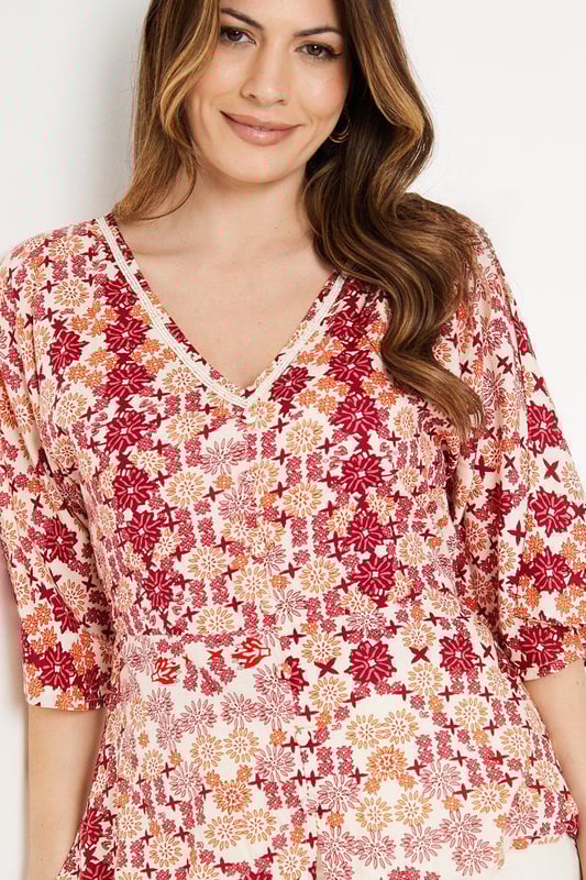 Flattering V-neckline adds a touch of sophistication
Intricate embellished button detailing elevates the design
Relaxed regular fit allows for effortless movement
Lightweight woven viscose fabric drapes beautifully
Three-quarter length sleeves offer versatile styling options

Exuding a refined yet comfortable aesthetic, this viscose blouse from Wallis is a versatile choice for daywear occasions. The intricate embellished button detailing adds a glamorous touch, while the relaxed regular fit ensures a flattering silhouette. Style it with tailored trousers and heels for a polished look at family gatherings or pair it with denim and flats for a casual yet chic ensemble.