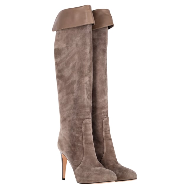 VINTAGE, RRP AS NEW
Sophisticated Comfort: Embrace sophisticated comfort with the Gianvito Rossi Knee Boots in Brown Suede. The sumptuous suede and knee-high construction offer both style and ease, making these boots a timeless and practical addition to any shoe collection. Perfect for those who seek a blend of elegance and wearability in their footwear choices.

Gianvito Rossi Knee Boots in Brown Suede
Condition: Very good
Signs of wear: Minor markings, Lightly used but very well maintained. Minor mark at soles & creasing, light scuffing at the soles and heels.
Packaging: Dust bag
Color: Brown | ochre
Material: Suede
Size: EU40.5
Measurements: Heel height: 105; Insole length: 270
SKU: NAPPUGBSH370836W