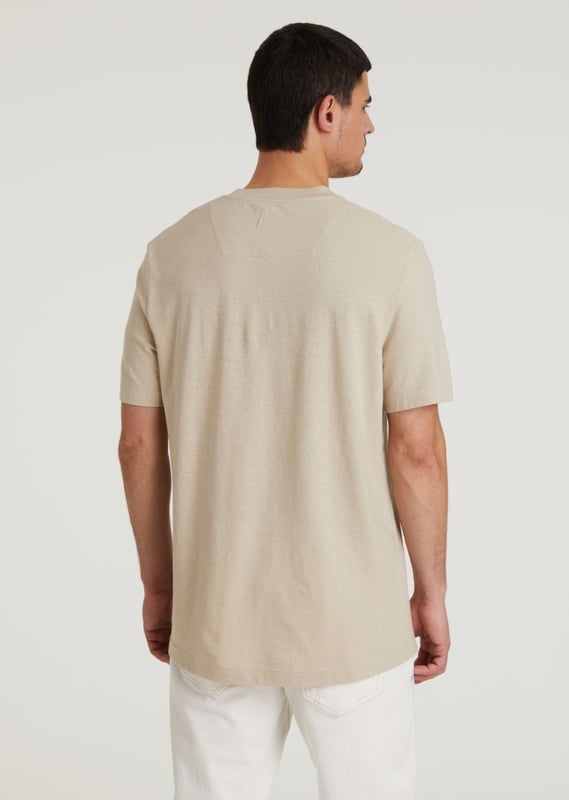 Airy, basic T-shirt from CHASIN' the Ethan Linen. This shirt has a round neck, short sleeves and a regular fit. This item is made of a cotton/linen mix, which makes it feel airy and soft.