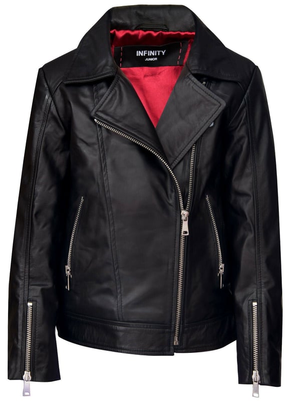 Mejora el estilo de tu hija con esta elegante chaqueta de motociclista para niña de la nueva gama Infinity Junior de Upperclass Fashion. Fabricada en suave y flexible piel de cordero negra de la más alta calidad y elaborada con técnicas de vanguardia por veteranos de la industria del cuero, esta chaqueta de motociclista no compromete la calidad ni el estilo. Con una cremallera asimétrica que conduce a un clásico cuello con muescas, además de dos bolsillos con cremallera en ángulo a la altura de la mano, esta chaqueta no falla en nuestra promesa de crear chaquetas de cuero premium prácticas y a la vez modernas que llamen la atención dondequiera que vayas. Una versión moderna de la clásica chaqueta de motociclista de cuero que se ha refinado para la nueva generación de creadores de tendencias, viste a tus hijos para impresionar con esta atemporal chaqueta de motociclista de cuero para niños.