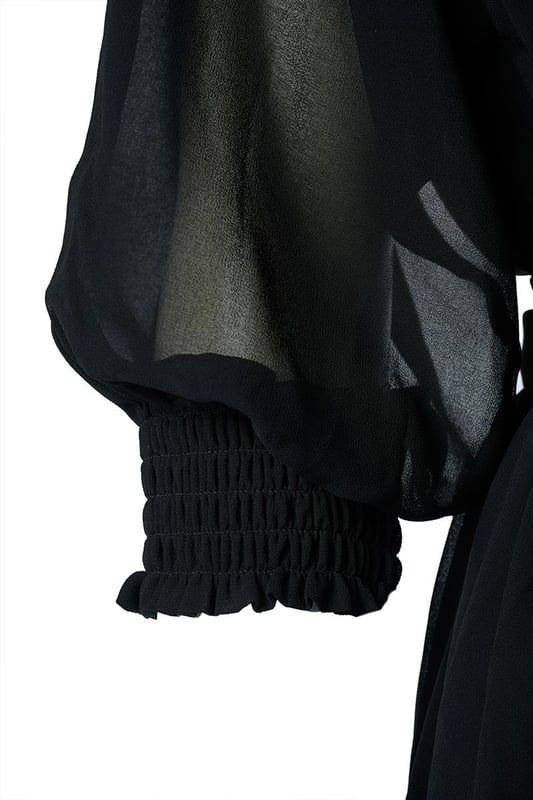 Kies voor elegantie en comfort met deze modieuze zwarte kaftan. Deze zomerse kaftan met driekwart mouwen heeft elegante, wijd uitlopende mouwen die nonchalant over de schouders vallen. De tijdloze zwarte kleur maakt dit kledingstuk een trendy aanvulling op elke garderobe. Het elastiek aan de onderkant zorgt voor een smock-effect, terwijl de diepe V-hals en oversized pasvorm de kaftan een modieuze uitstraling geven. Gemaakt van semi-transparante voile stof met bijpassende onderjurk voor een luchtig effect, terwijl de bijpassende losse ceintuur de taille mooi accentueert. Dit oversized model biedt een casual en comfortabele look, terwijl je toch volledig vrouwelijk blijft.