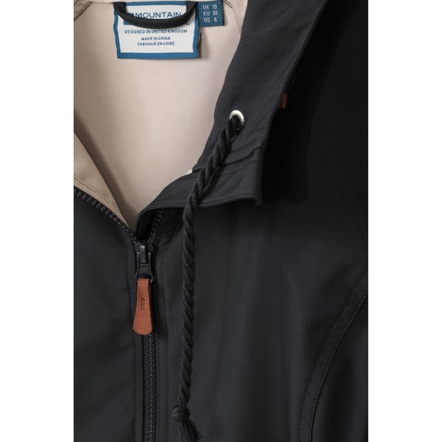 Material: 100% Polyester. Tyg: Softshell. Design: Slät. Tygteknologi: Andningsbart, Slitstarkt, DWR-finish, Lätt, Vattenavvisande, Vattenavvisande. Manschett: Justerbar, krok och ögla. Halsringning: Huva. Ärmtyp: Långärmad. Funktioner på huva: Justerbar, knäppbar justering. Fickor: 2 sidofickor, dragkedja. Fästning: Hel dragkedja.