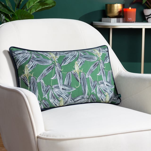 Amongst the broad, grey monochrome tropical leaves, the nimble, hand-painted exotic lizards clamber acrobatically, against a bold coloured background and creates a stunning piece which will add a touch of the tropics to your home. Size: 30 x 50cm