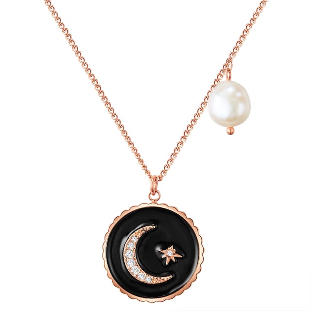 This pretty chain of the label Valero Pearls is a good choice for all jewelry lovers who like special accessories with a beguiling pearl shimmer. The focus is on a round medallion with a finely chased edge and moon and star emblem. The trimmings with faceted preciosa crystals conjure up glamorous glitter in their cleavage. A slightly offset, potentially arranged freshwater breeding pearl ensures an exciting asymmetrical accent. Anchor chain and medallion are made of robust stainless steel and refined with a trendy rosé gilding. Practical: A carabiner closure and an extension chain make the length adjustment uncomplicated.
