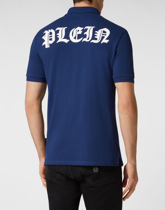 Un básico imprescindible: la camiseta polo de manga corta de piqué de algodón.  Piqué de algodón  El icónico estampado estilo gótico en la espalda  Hexágono PP en un parche de cuero saffiano cosido en el pecho izquierdo  Botones con logo  Cuello y puños de punto acanalado en forma de chevron   Dos aberturas laterales