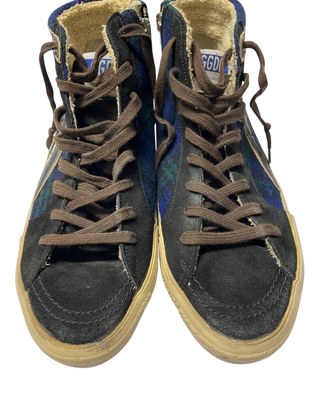 VINTAGE, UVP WIE NEU  
Diese Slide Sneakers von Golden Goose bestehen aus Wildleder und Leder. Sie verfügen über einen Tartanmuster, eine Schnürung vorne mit seitlichem Reißverschluss, eine metallische Lederstern-Applikation, ein seitliches geprägtes Logo in goldfarbener Ausführung und eine stark abgenutzte, zerkratzte und markierte Sohle.  

Golden Goose Slide Tartan High Top Sneakers aus blauem Wildleder  
Zustand: Sehr gut  
Farbe: Blau  
Material: Wildleder  
Größe: 42  
Hinweis auf Gebrauchsspuren: Ja  
SKU: 94455