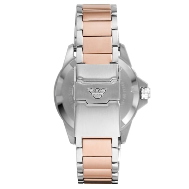 Stijlvol heren horloge van het merk Armani. Het horloge is zilver- en rosekleurig met een bruine wijzerplaat en heeft een polsbandje dat ook kleiner gemaakt kan worden. De kast heeft een diameter van 42mm en het uurwerk is van Quartz.  Merk: Emporio ArmaniModelnaam: AR11340 (42mm)Categorie: heren horlogeMaterialen: edelstaalKleur: zilver, rose, bruin
