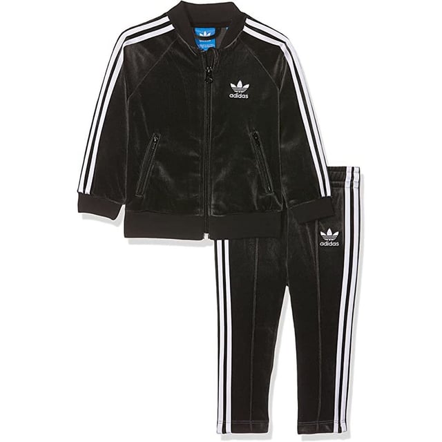 Adidas Track Traje en Velor, sintiendo que se sienten los 90. Pequeño conjunto de coincidencias para niños pequeños con traje de pista superior e inferior.