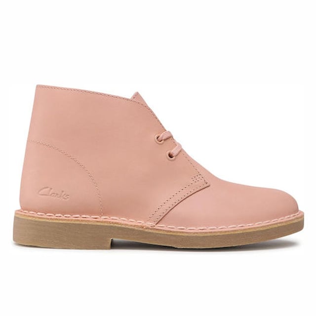 Las botas Clarks Desert 2 Lace-Up Pink Smooth Leather para mujer con el número de producto 26156376 son un complemento elegante y versátil para tu colección de calzado. Estas botas son una versión actualizada de las clásicas Clarks Desert, que ofrecen comodidad, calidad y un toque de color rosa. Aquí tienes una descripción de las principales características:

 Piel lisa rosa:  Estas botas están hechas de cuero liso en un suave color rosa, que no sólo añade un toque de estilo, sino que también garantiza durabilidad y calidad. El acabado en piel lisa proporciona un aspecto elegante y pulido.

 Diseño Desert 2:  La denominación "Desert 2" indica que estas botas son una versión actualizada de las icónicas Clarks Desert, conocidas por su diseño clásico y atemporal.

 Cierre de cordones: Estas botas presentan un cierre de cordones que permite un ajuste seguro y personalizable. Los cordones contribuyen al aspecto clásico y versátil a la vez que garantizan un ajuste personalizado.

 Suela de crepé: Las botas Desert de Clarks son famosas por su suela de crepé, que proporciona una comodidad y amortiguación excelentes. La suela de crepé ofrece amortiguación y reduce la fatiga, lo que las hace cómodas para llevarlas todo el día.

 Cordones de dos ojales:  El sistema de cordones de dos ojales es una característica clásica de las botas Desert, que realza su estilo tradicional y duradero.

 Estilo versátil:  Las botas Clarks Desert 2 Lace-Up de piel lisa rosa para mujer tienen un estilo versátil que puede combinarse con una amplia gama de conjuntos. Son adecuadas para diversas ocasiones, desde el uso diario hasta eventos semiformales.

 Reputación de la marca Clarks:  Clarks es una marca muy respetada, conocida por producir calzado cómodo y de alta calidad. Elegir unas botas Clarks significa invertir en un producto de buena reputación y con estilo.