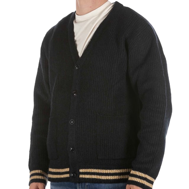 Especificaciones: Cárdigan confeccionado en tejido mezcla de lana, cierre clásico con botones y bolsillos delanteros. Doble raya a contraste en bajo y puños.Corte: Regular La modelo lleva la talla: M Altura del modelo: 180 cm