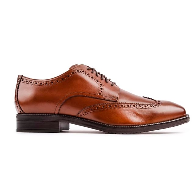 Un auténtico clásico que nunca pasará de moda. El Modern Essentials Wingtip Oxford está listo para la sala de juntas o para salir por la noche. Con piel lisa. Detalles atemporales en la puntera. una suela de goma para un agarre seguro.