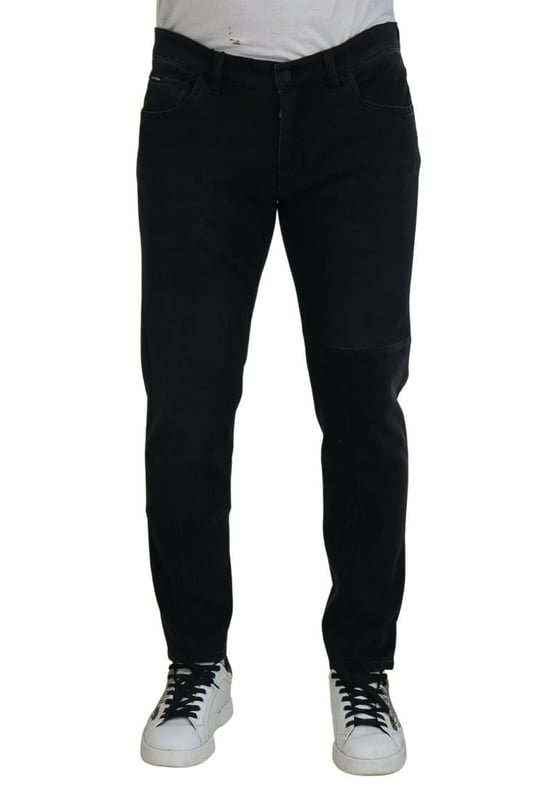 Modelo: Jeans ajustados  
Color: Negro  
Material: 98% algodón 2% elastano  
Cierre de cremallera y botón  
Detalles del logo  
Hecho en Italia