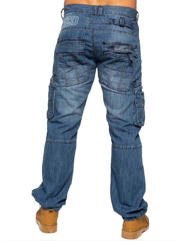 Mit dieser bequemen dunkelblauen 7-Pocket-Combat-Jeans kehren Sie zu Ihren Wurzeln zurück. Sie verfügt über eine Cinch-Schnalle auf der Rückseite und einen Kordelzug am unteren Beinende für eine individuelle Passform. Mit gedrucktem Branding auf der Vorder- und Rückseite, dezentem Distressed-Detail und Knopfverschluss für eine bequeme Passform.
