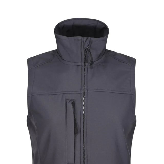 Materiaal: 96% Polyester, 4% Elastaan. Stof: Soft Touch, Softshell, Stretch, Geweven. 270gsm. Ontwerp: Eenvoudig. Geschikt: Gevormd. Sneldrogend, Waterafstotend, Windbestendig. Stoftechnologie: Warm-rug. Mouwtype: Mouwloos. Hals: Ritssluiting. Zakken: 2 onderste zakken, 1 borstzak, rits. Bevestiging: Ritssluiting. Zoom: verstelbaar, zoom met schokkoord.