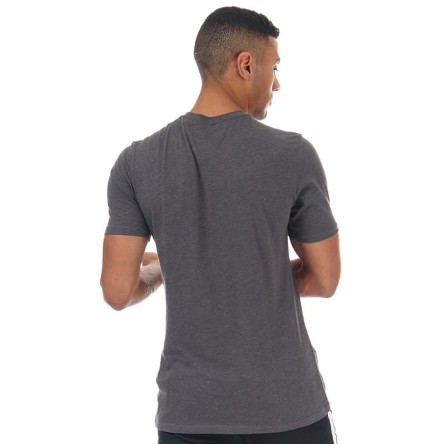 Mens Under Armour GL Foundation SS T-Shirt in Grey.<BR><BR>- HeatGear fabric wicks sweat and regulates body temperature.<BR>- Charged Cotton® has the comfort of cotton  but dries much faster.<BR>- 4-way stretch construction.<BR>- Crew neck.<BR>- Ribbed collar.<BR>- Short sleeves.<BR>- UA branding to chest.<BR>- Loose: Fuller cut for complete comfort.<BR>- Shoulder to hem approx. 27in<BR>- 60% Cotton  40% Polyester. Machine Washable.<BR>- Ref: 1326849019<BR><BR>Measurements are intended for guidance only.