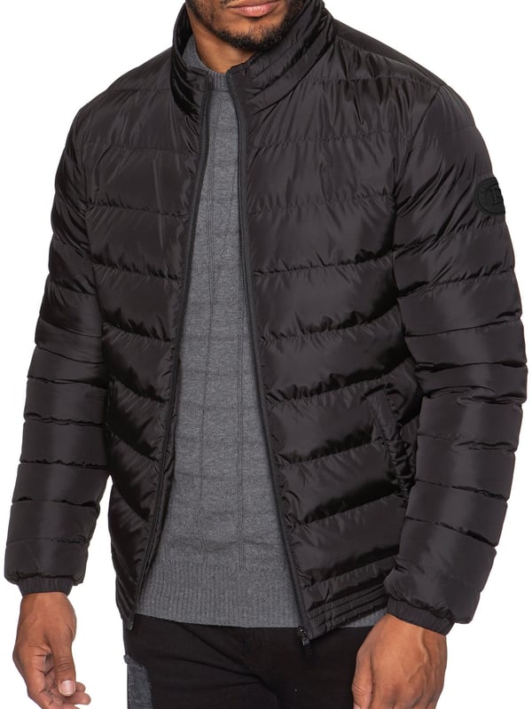 Kruze windgewatteerde herenjas, trechterhals, ritssluiting aan de voorkant en zijzakken, schouderdetail en een geborduurd logo op de voorkant voor een high fashion touch en ritssluiting.