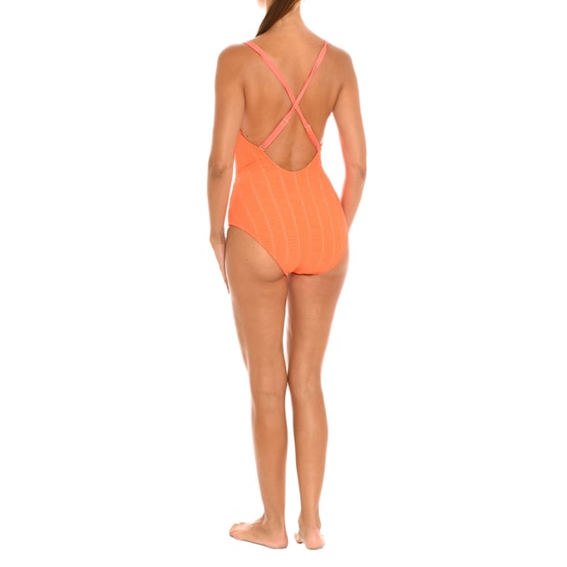 Bañador escote redondo EB0216B mujer.

Presenta un escote redondo en la parte delantera, creando una silueta femenina y elegante.
Incluye copas para dar soporte y realce al busto.
Completamente forrado.
Presenta tirantes ajustables que permiten personalizar el ajuste y la cobertura.
Los tirantes se pueden extraer para poner cruzados por la parte de la espalda o rectos.
En la espalda, tiene un corte en pico, dejando una parte de la espalda al descubierto.
Este bañador de Teleno es una opción atractiva y versátil para lucir en la playa, piscina u otras actividades acuáticas.
Su diseño elegante y femenino lo convierte en una prenda adecuada tanto para un día de playa como para eventos o situaciones más formales.
 Composición: Exterior: 91% Poliéster, 9% Elastano.
Forro: 92% Poliéster, 8% Elastano.
Copa: 100% Poliéster
 Cuidados:
Lavar a mano máximo 30º.
No usar secadora.
No usar lejía.
No planchar.
No lavar en seco.
No estrujar.