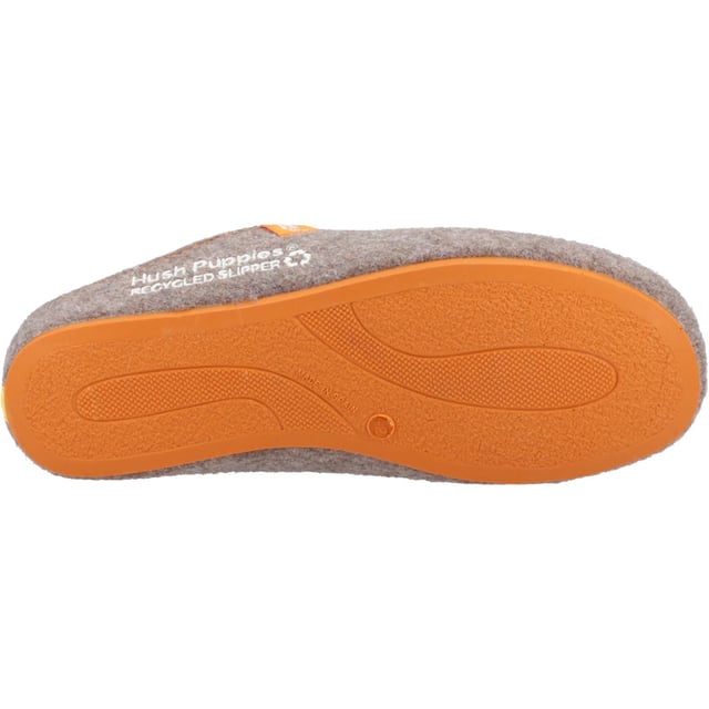 Hush Puppies The Good 90% Gerecycled RPET Polyester Herenpantoffels Bruin Gemaakt van 90% gerecycled polyester. De Good Slipper is een must have dit seizoen met zijn superzachte sok van biologisch katoen en bed van 100% gerecycled schuim. Gemaakt met een duurzame zool van natuurlijk rubber voor extra grip en extra comfort.