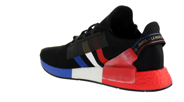 Frische deinen Sneaker-Style auf mit dem adidas NMD R1 V2! Dieser Laufschuh ist in einem eleganten Schwarz gehalten und verfügt über eine gepolsterte Innensohle für zusätzlichen Komfort. Das charakteristische Branding mit roten und blauen Akzenten vervollständigt dieses Must-Have.