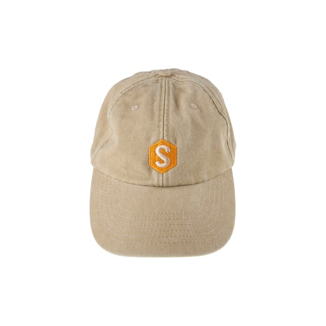 Cap Superb.
 Brand embroidery on the front and back.
 Strap with adjustable closure at the back.
 Seams seen in tone.
 Composition: 100% cotton
 Care:
- Wash at max. 40ºC.
 - Do not use bleach.
 - Iron at low temperature.
 - Do not dry clean.
 - Do not use dryer.