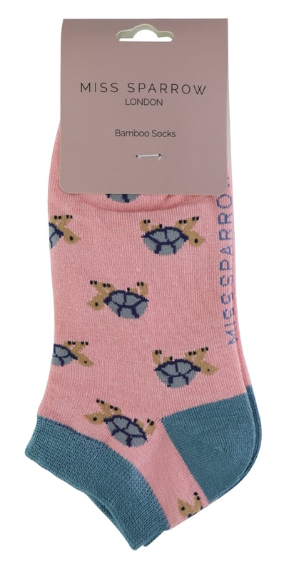 Willst du dir für den Sommer ein paar neue Socken zulegen, hast aber genug von den langweiligen, einfarbigen Socken? Nun, diese großen Novelty Bamboo Trainer Socken sind perfekt, wenn Sie lieben das Tragen von Tier-Designs auf Ihre Füße! Diese Miss Sparrow Damensocken sind eine tolle Geschenkidee für alle, die süße Tiere lieben. Sie sind bequem und kühl, haben superweiche Bambusfasern und ein glattes Material, das atmungsaktiv ist. Außerdem sind sie natürlich hypoallergen und antibakteriell. Die Socken sind knöchellang und niedrig geschnitten, so dass sie unauffällig in Ihre Schuhe passen. Sie sind in 12 verschiedenen Farben mit 6 niedlichen Tiermustern erhältlich, darunter: Schildkröten, Hasen, Papageientaucher, Wursthunde, Honigbienen und Igel. Miss Sparrow ist stolz auf ihre Produkte, die dafür sorgen, dass sich Ihre Füße das ganze Jahr über fabelhaft fühlen. Mit ihren schicken und stilvollen Produkten bieten sie Ihnen einzigartige, aufregende und modische Accessoires voller Individualität, die Ihnen das Selbstvertrauen geben, Sie selbst zu sein. Diese Trainersocken sind ein 1-Paar-Pack und bestehen aus 53% Bambus, 20% Baumwolle, 19% Polyester, 6% Polyamid, 2% Elastan. Sie kommen in Damen Einheitsgröße: 4-7 UK (37-40 EUR, 5-8 US) und sind maschinenwaschbar unter 40. Nicht chemisch reinigen. Nicht bügeln. Nicht bleichen.