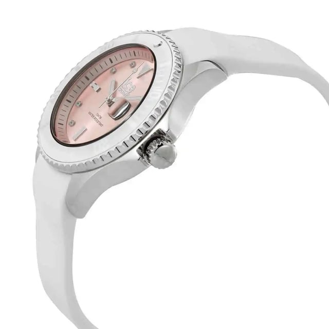 Diese Ice Watch Ice Steel - White Pastel Pink Analog Uhr für  Damen ist das perfekte Accessoire zum tragen oder verschenken. Ihr Silber 35 mm Rund Gehäuse kombiniert mit dem bequemen Weiß Armband aus  Silikon garantiert, dass Sie diese atemberaubende Uhr kompromisslos genießen werden. Angetrieben von einem hochwertigen Quarz Uhrwerk und wasserdicht bis 10 bars, läuft Ihre Uhr stets weiter. Diese Uhr mit einem superweichen Silikonarmband verleiht all Ihren Outfits einen Hauch von lebendigem Stil! Diese Analoguhr verfügt über eine Kalenderfunktion: Datum, leuchtende Zeiger und leuchtende Zahlen. Diese hochwertige Uhr hat ein Weiß Silikon Band ( 19 cm Länge und 16 mm Breite) mit einer Dornschließe Gehäusedurchmesser: 35 mm,Gehäuse Höhe: 11 mm, Gehäusefarbe: Silber, Zifferblattfarbe: Rosa